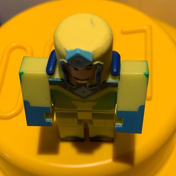 Roblox Heroes of Robloxia: Citrus Crusher Kinetic Figure - Picture 5 of 6